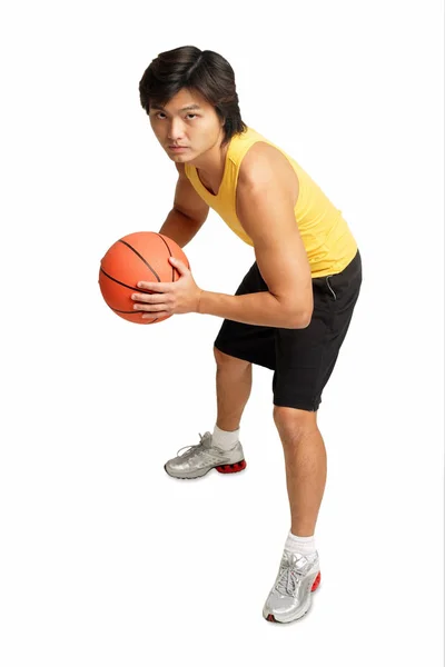 Чоловік тримає баскетбольний — стокове фото