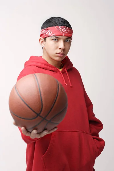 Kırmızı kazak basketbolcu — Stok fotoğraf