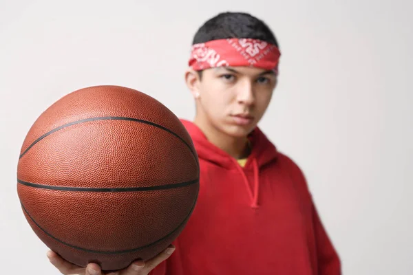 Jugador de baloncesto en sudadera roja — Foto de Stock