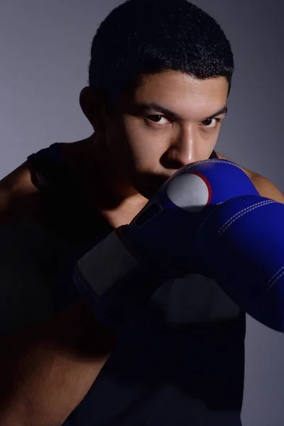 Jovem boxeador masculino — Fotografia de Stock