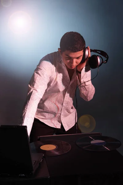 Homem trabalhando como DJ — Fotografia de Stock