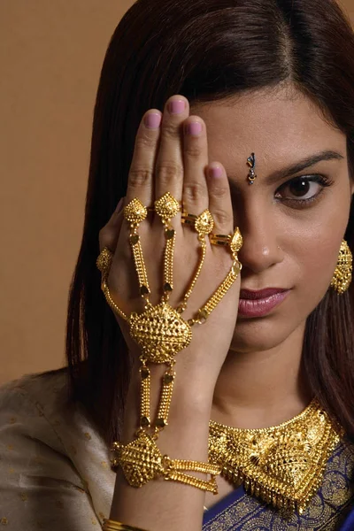 Femme portant des bijoux de mariage — Photo