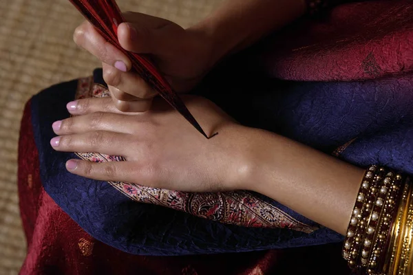 Женщина рисует руку — стоковое фото