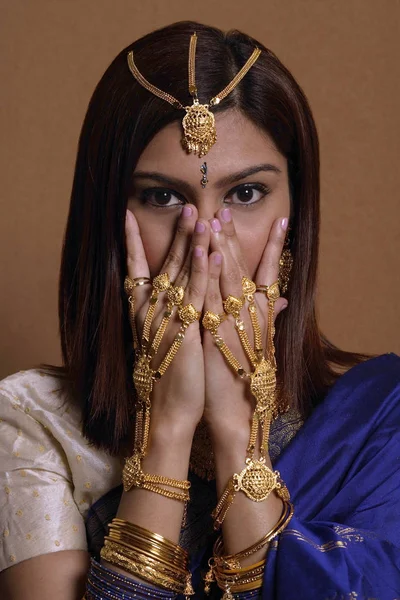 Mulher usando jóias de casamento — Fotografia de Stock