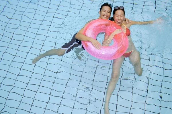 Couple in swimming pool — Stock Photo, Image