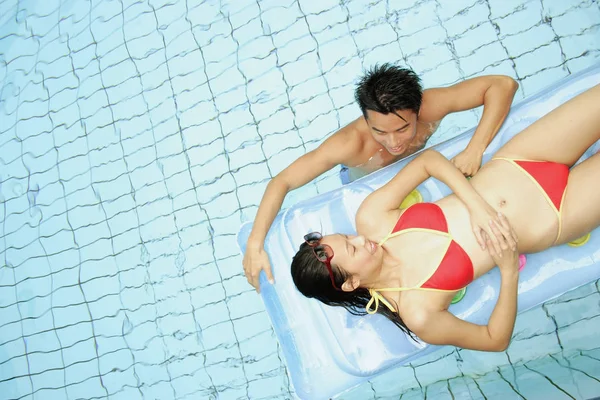 Paar in het zwembad — Stockfoto
