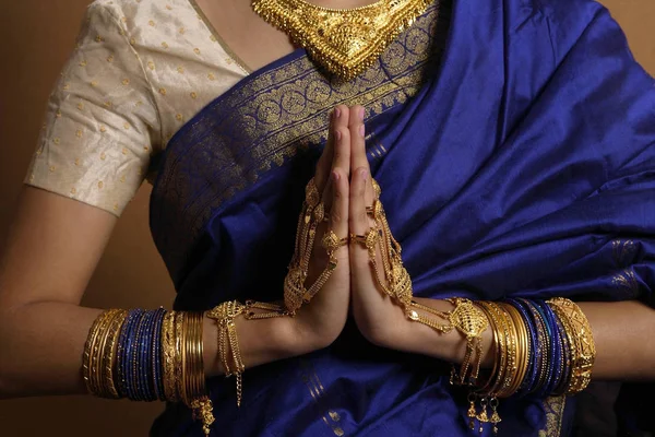 Hintli kadın giyiyor sari — Stok fotoğraf