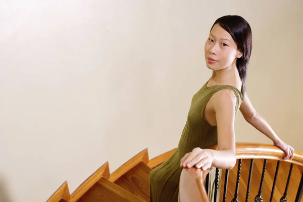 계단에 서 있는 여자 — 스톡 사진