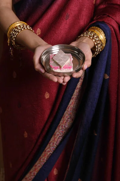 Femme indienne offrant des bonbons — Photo