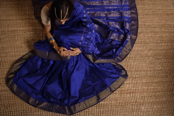 Donna indiana vestita in sari — Foto Stock