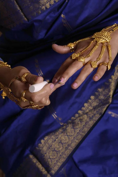 Mulher pintando unhas de dedo — Fotografia de Stock