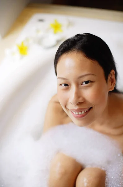 Kobieta w łazience, biorąc kąpiel — Zdjęcie stockowe