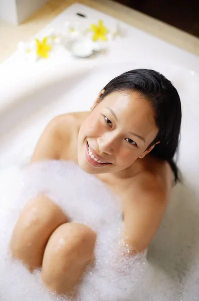 Vrouw in de badkamer, die in bath — Stockfoto