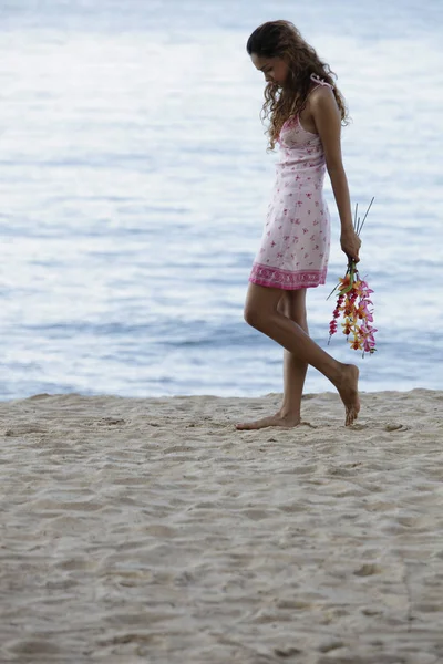 Mujer caminando en la playa — Foto de Stock