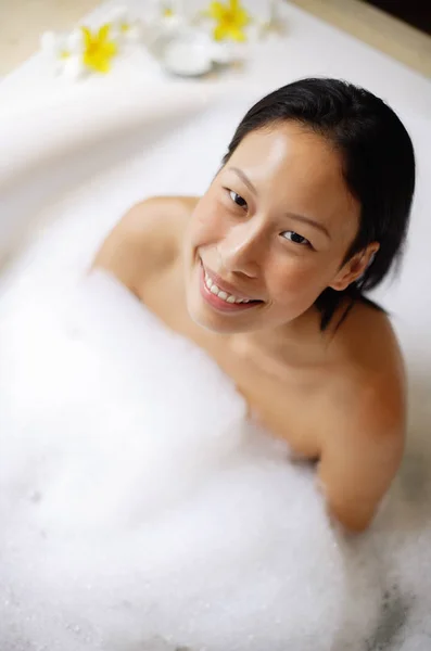 Vrouw in de badkamer, die in bath — Stockfoto