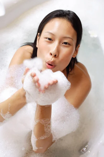 Mujer en el baño, tomando en la bañera — Foto de Stock