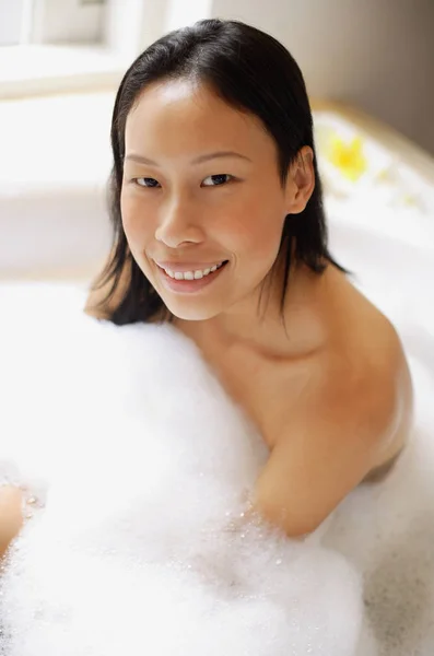 Femme dans la salle de bain, prenant au bain — Photo