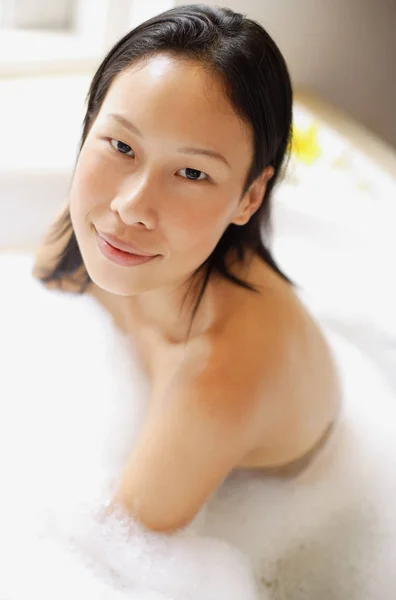 Femme dans la salle de bain, prenant au bain — Photo