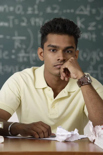 Asiática estudante na universidade — Fotografia de Stock