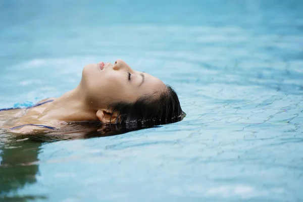 Woman in swimming pool — Stock Photo, Image