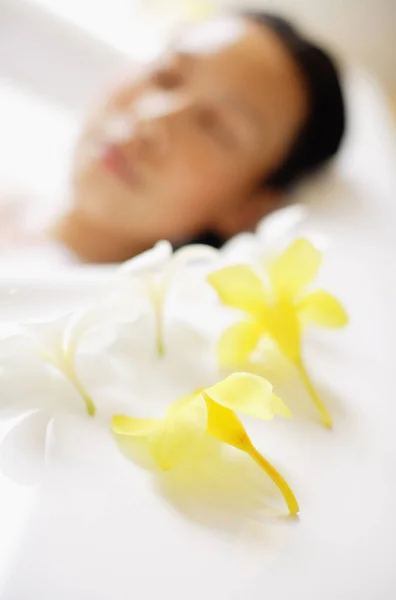 Vrouw in de badkamer, die in bath — Stockfoto