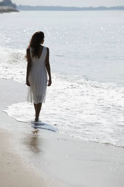 Vista posterior de la mujer con vestido blanco — Foto de Stock