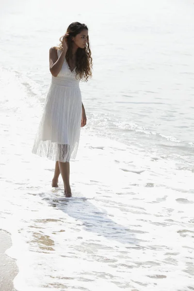 Mujer joven con un vestido blanco — Foto de Stock