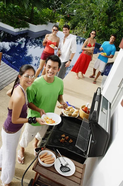 Amigos en la fiesta de barbacoa — Foto de Stock