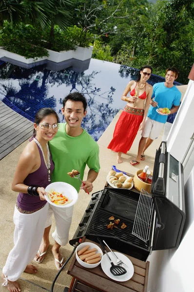 Par på barbeque party — Stockfoto