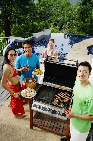 Paren met een barbecue — Stockfoto