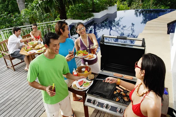 Vänner på barbeque party — Stockfoto