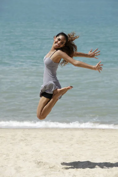 Junge Frau springt — Stockfoto