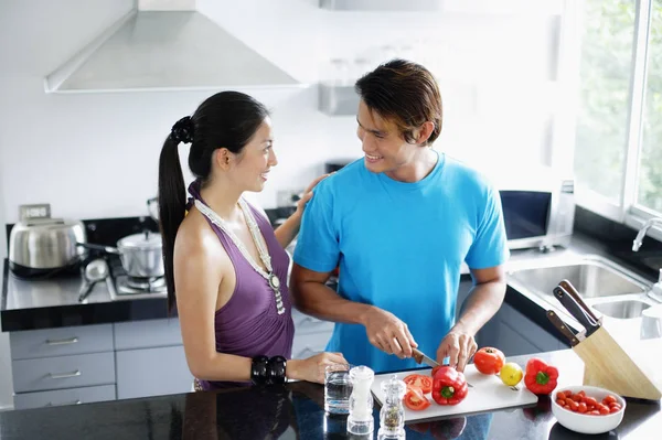 Casal de pé na cozinha — Fotografia de Stock