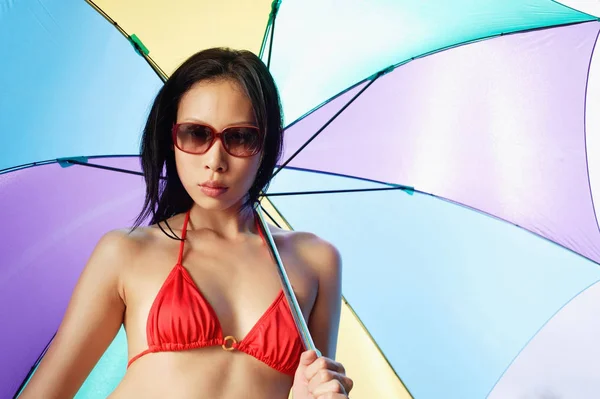 Femme en bikini et lunettes de soleil — Photo