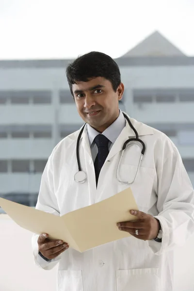 Doktor se stetoskopem na klinice — Stock fotografie