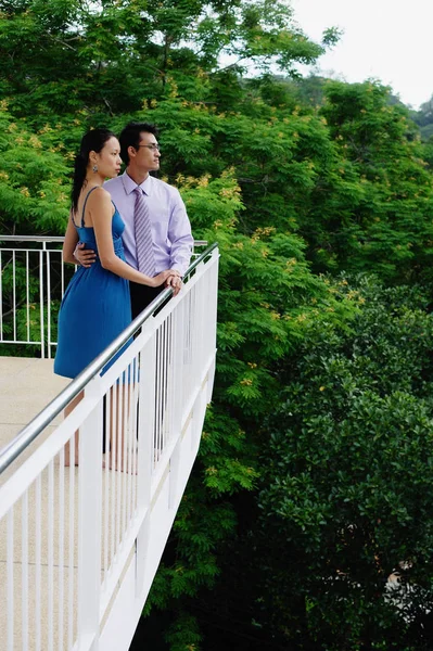 Paar steht auf Balkon, — Stockfoto