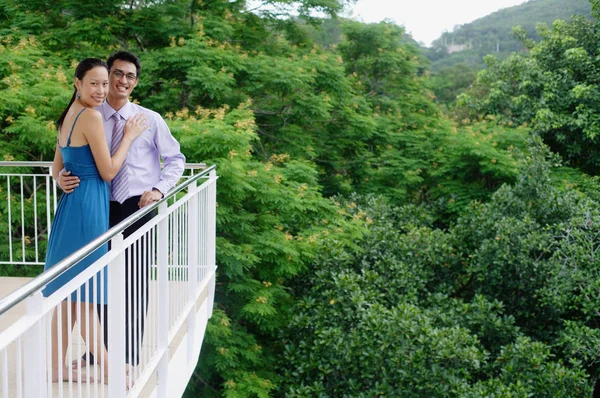 Para stojąca na balkonie, — Zdjęcie stockowe