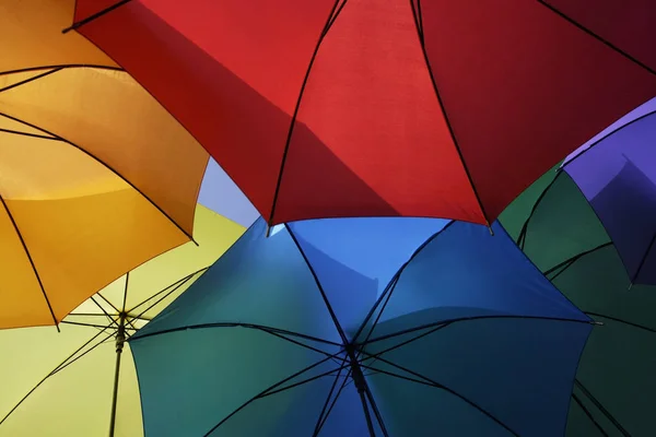 Guarda-chuva colorido no dia ensolarado — Fotografia de Stock