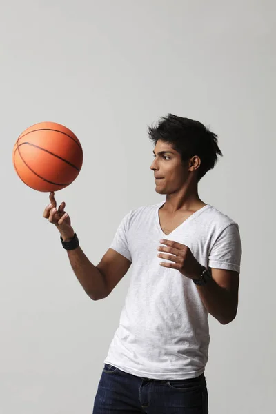Молодий чоловік скручує кошик м'яч — стокове фото