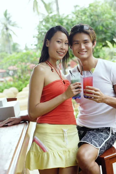 Par på beach bar, håller drycker — Stockfoto