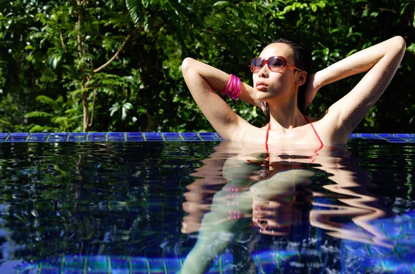 Kadın kırmızı bikini yüzme havuzunda — Stok fotoğraf