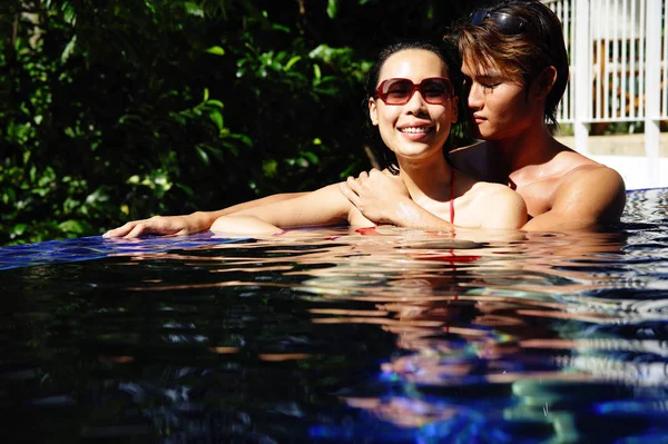 Couple en piscine — Photo