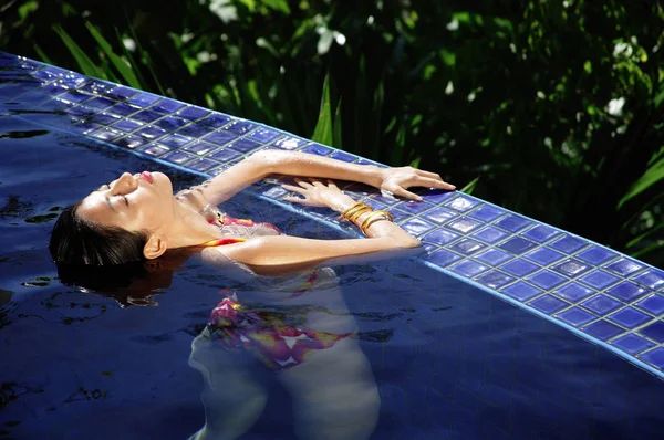 Mujer en piscina — Foto de Stock