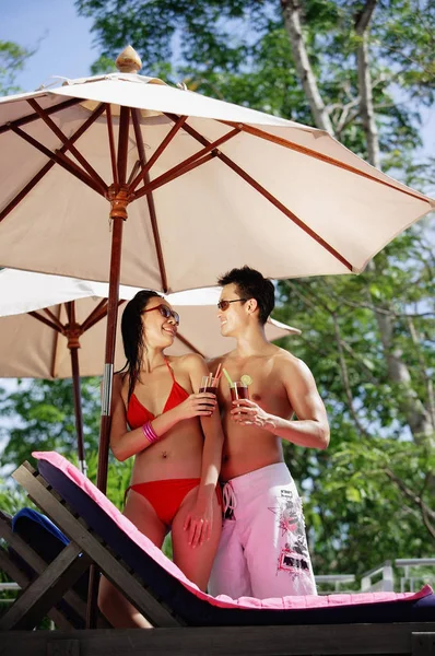 Pareja de pie bajo paraguas — Foto de Stock