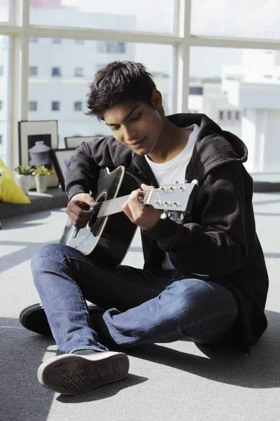 Young man sitting on floor — Stock Photo, Image