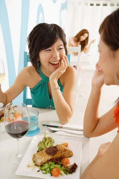 Mujeres jóvenes en la cafetería —  Fotos de Stock