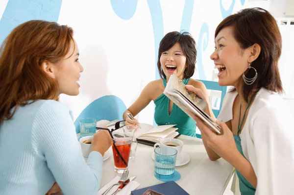 Mujeres jóvenes en la cafetería — Foto de Stock