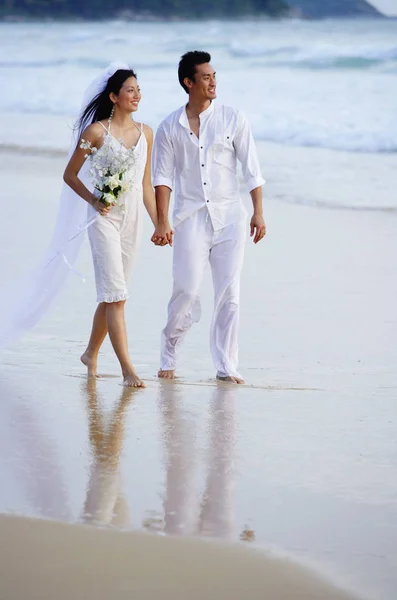 Novia y novio en la playa — Foto de Stock