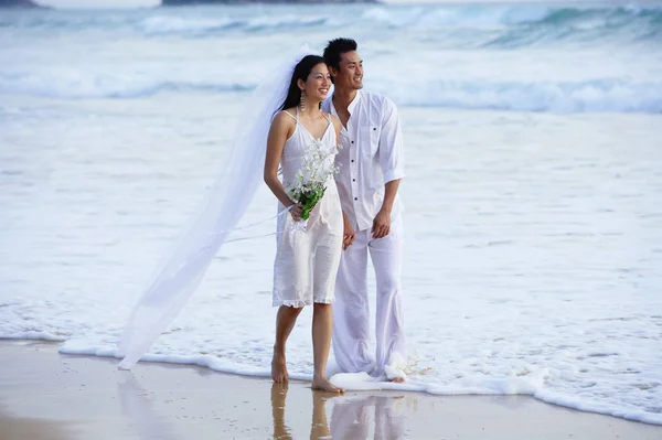 Novia y novio en la playa — Foto de Stock