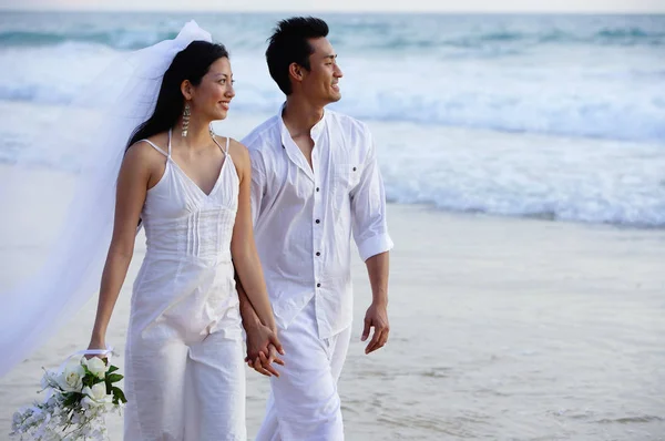 新娘和新郎在海滩上 — 图库照片